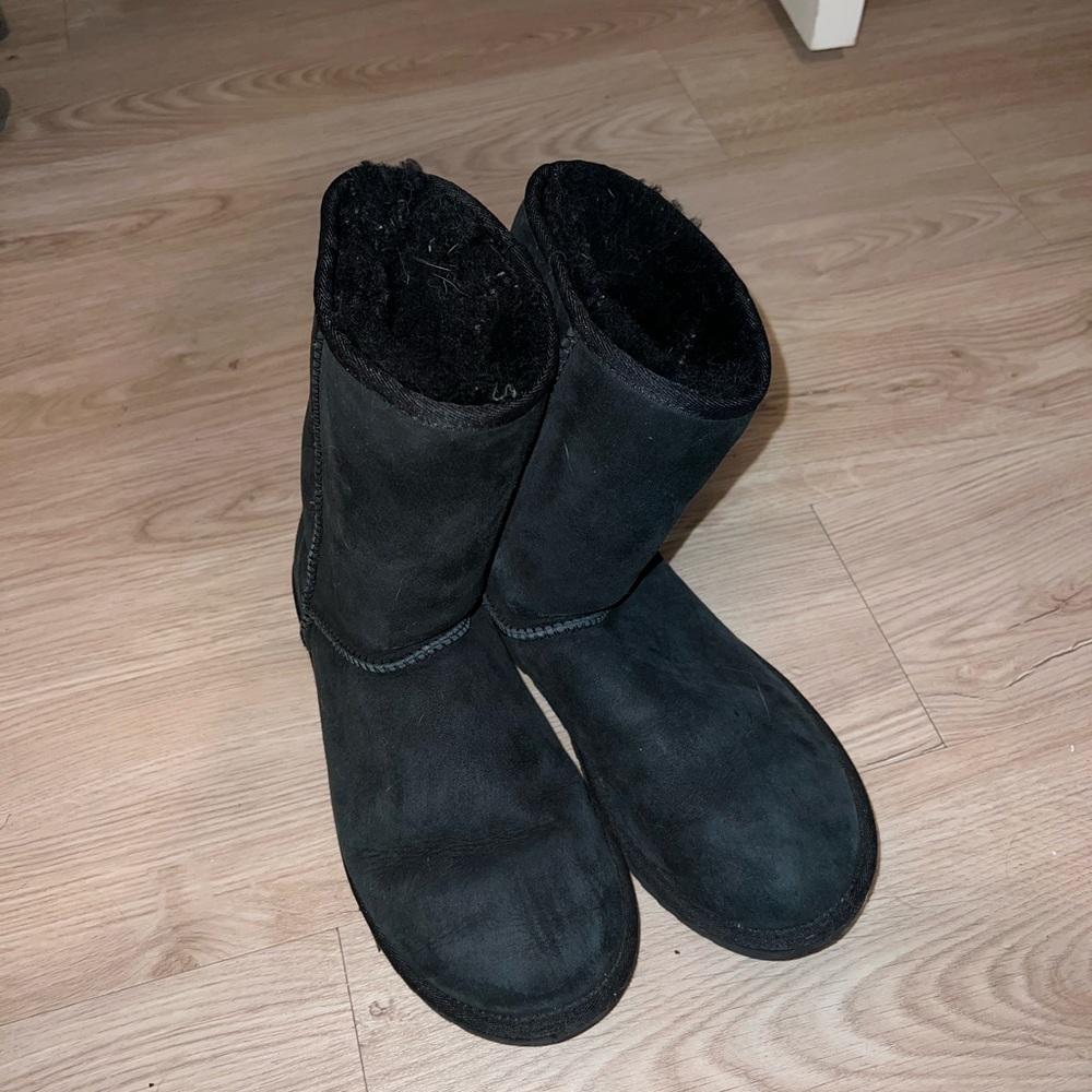 Ugg Short Boots - Picture 1 of 2